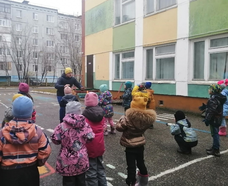 В МБДОУ ‹‹ДСОВ № 20›› г. Усинска состоялась встреча воспитанников с тренером по хоккею МБУ "Спортивная школа № 2" г.Усинска Хорьковым В.С.