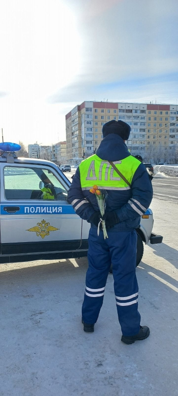 Акция «Цветы для автоледи»