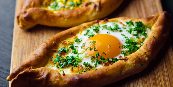 Хачапури по‑аджарски с сыром сулугуни и яйцом