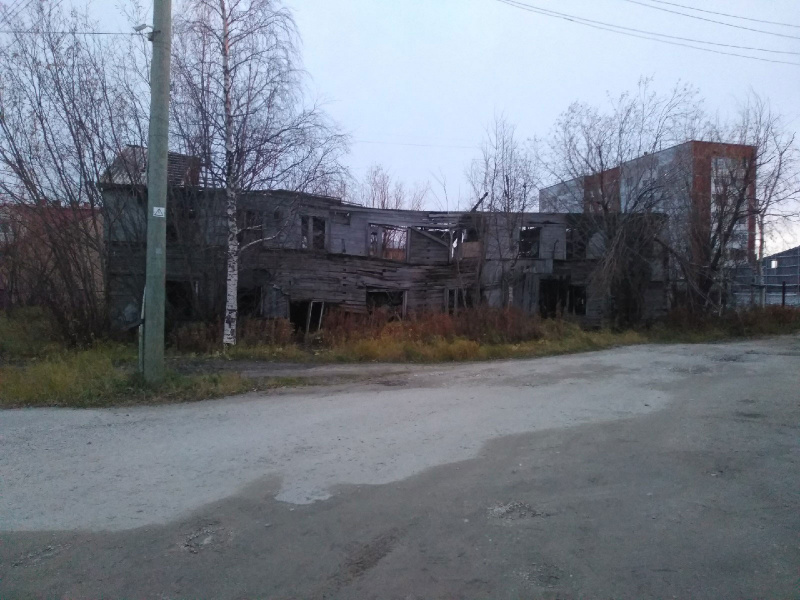 Убежище для бродячих собак, наркоманов и тд. Зато на столбе висит камера