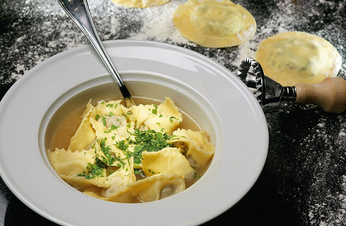 Равиоли с говядиной в курином бульоне