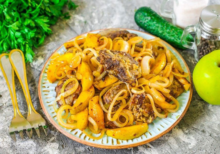 Куриная печень с луком и яблоками