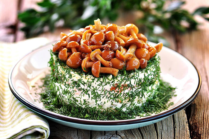 Салат с курицей и маринованными грибами