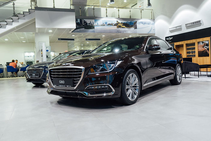Битый новый автомобиль премиум-класса из автосалона