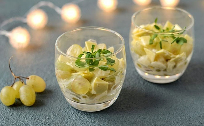 Салат с виноградом, сыром и ананасом