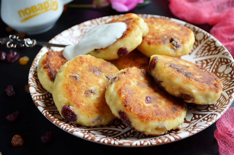 Манные котлетки с изюмом и лимонной цедрой
