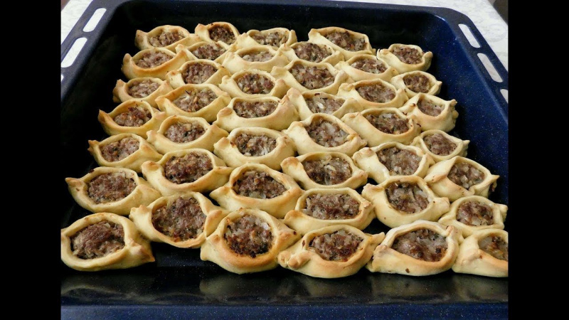 Запечённые открытые манты с соусом из кефира и сметаны