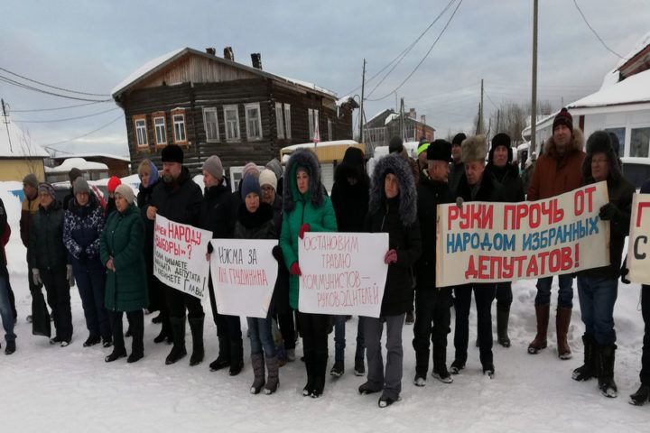 Жители Ижмы выразили протест против давления на местных депутатов