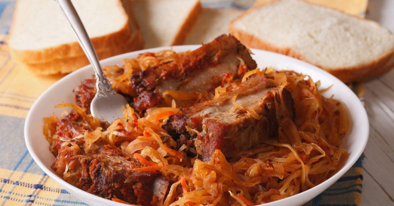 СВИНЫЕ РЕБРЫШКИ, ТУШЕНЫЕ С КАПУСТОЙ