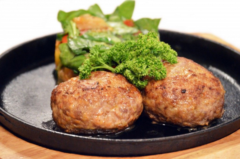 Биточки мясные с хреном и шпинатом