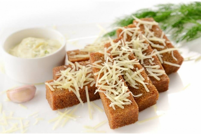 Сухарики в сметанном соусе с сыром и чесноком