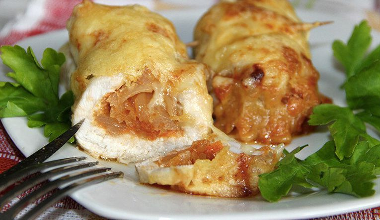 Куриное филе с квашеной капустой в пергаменте