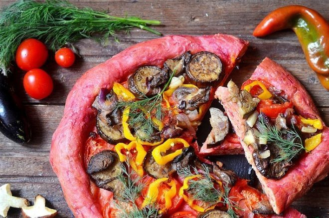 Пицца из свекольного теста с овощами и грибами