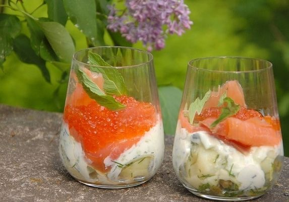 Закуска из красной рыбы с чесночно-лимонным картофелем и соусом дзадзики