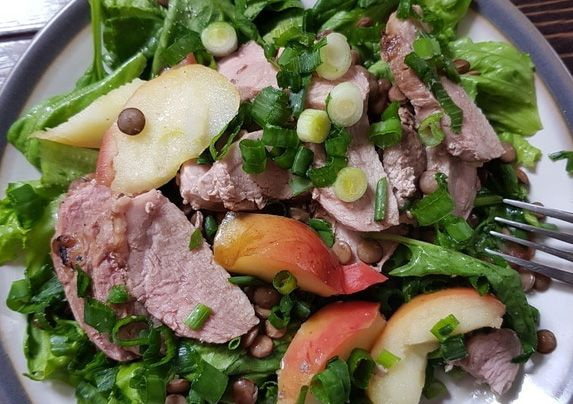Теплый салат с уткой и печеными яблоками