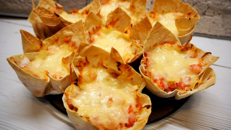 Корзинки из лаваша с капустой и грибами