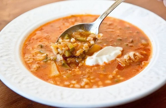 Рассольник по-ленинградски, с говядиной, рисом и томатной пастой
