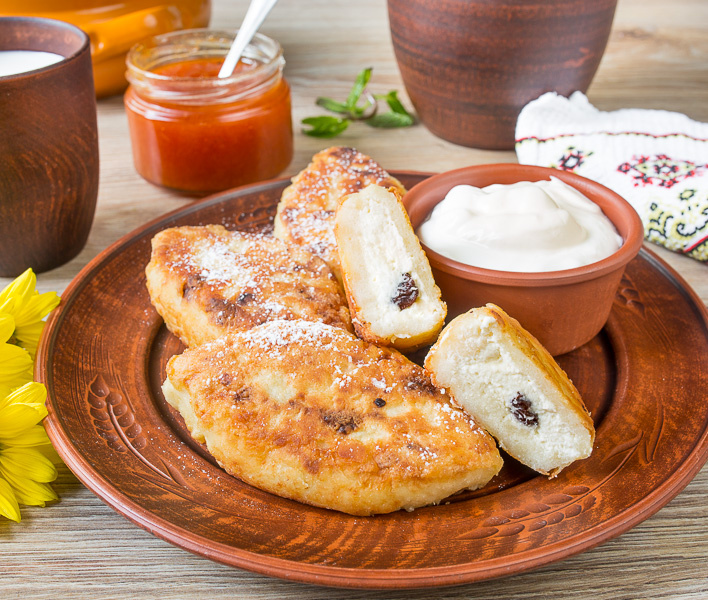 Жареные манники с начинкой из творога и изюма