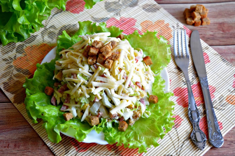 Салат с кириешками и колбасой