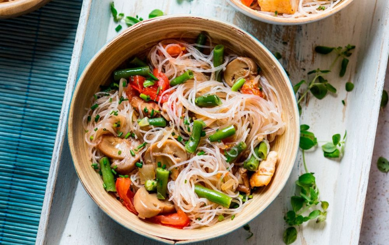 Фунчоза с курицей и овощами