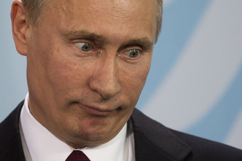 Путин потребовал обратить внимание на проблемы с доходами граждан