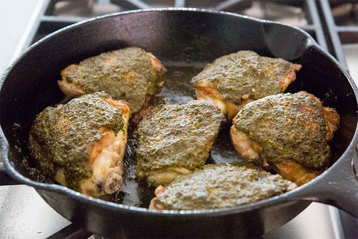 Куриные бедра под соусом Чермулла