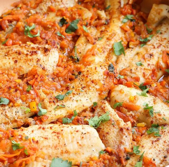 Тушеная камбала с овощами