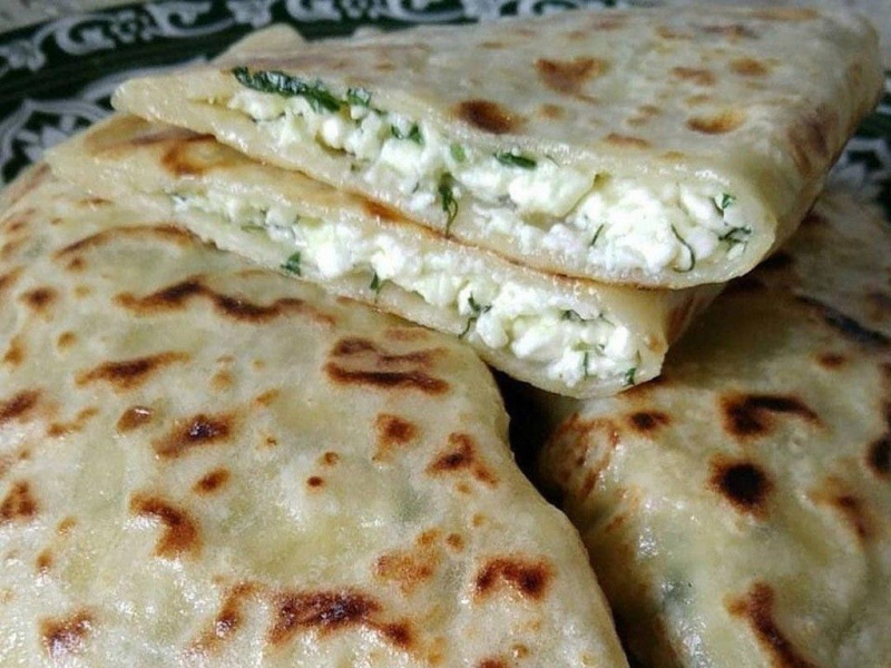 Кутабы с начинкой из творога и зелени