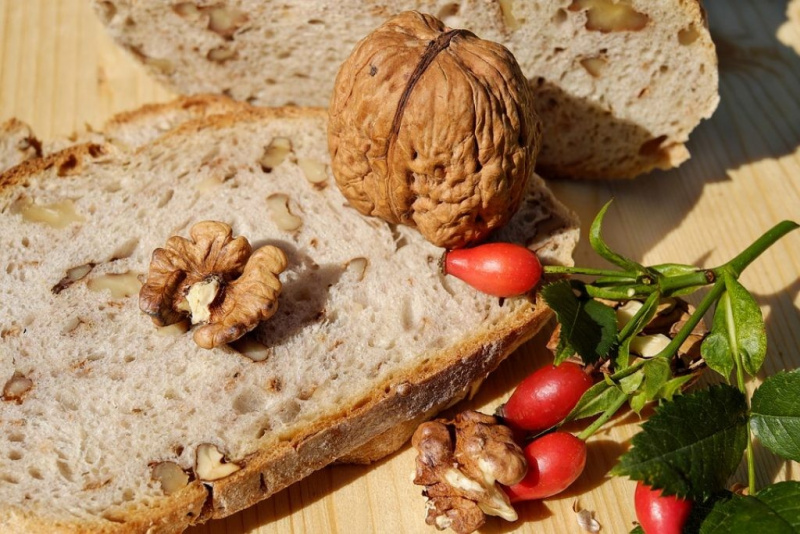 Хлеб фасолевый с луком и орехами