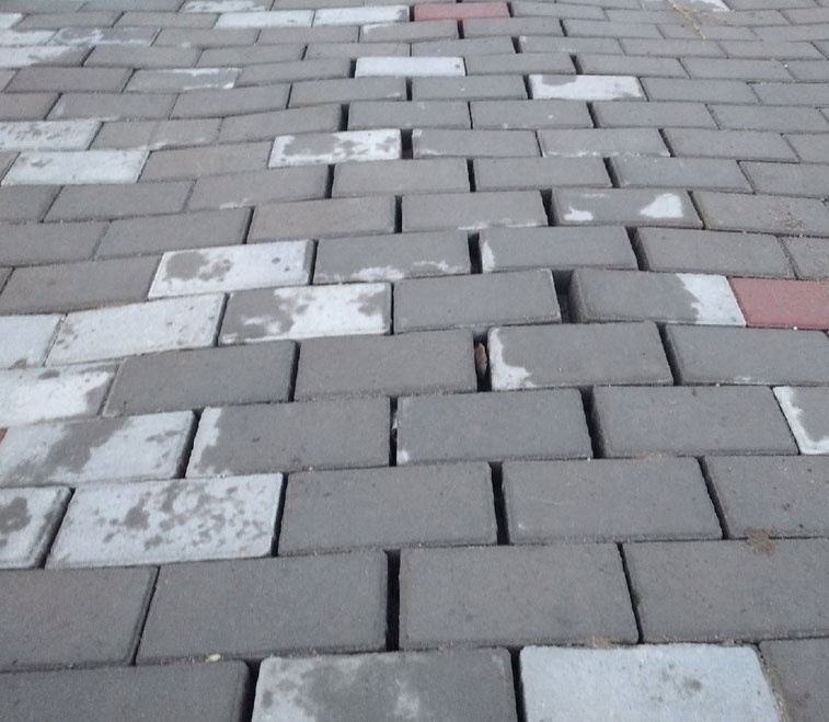 В городе Микунь «поплыл» тротуар