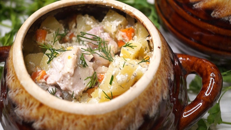 Курица с картошкой в горшочке
