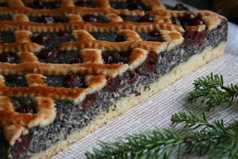 Маковый пирог со сливами
