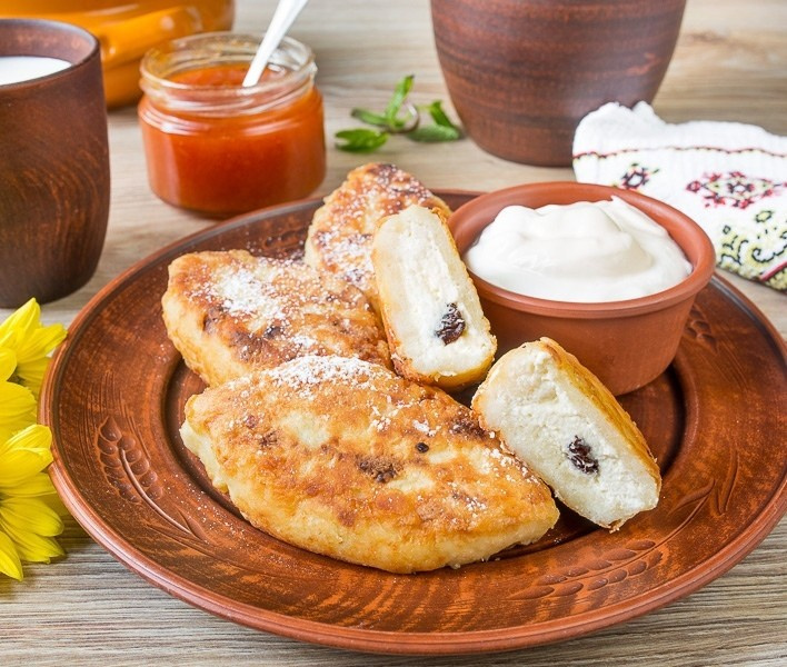 Жареные манники с начинкой из творога и изюма