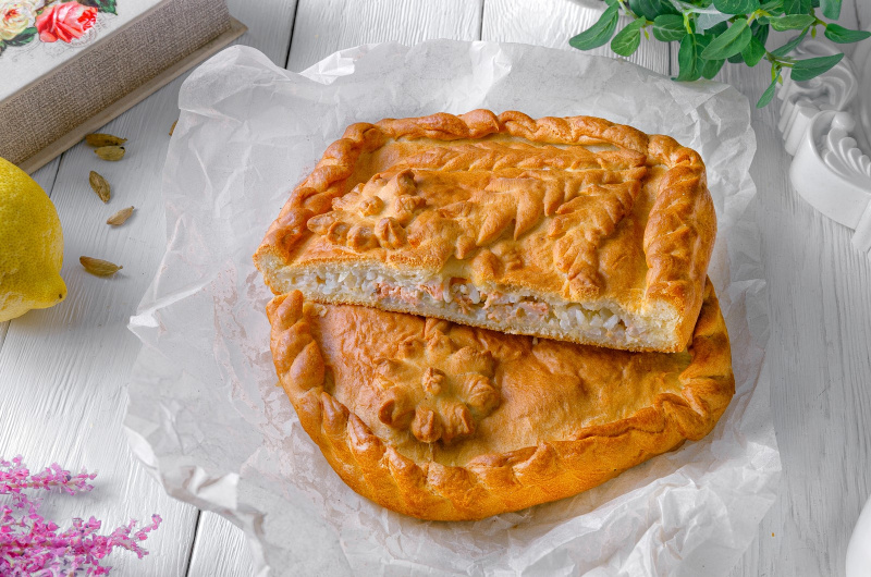 Пирог с горбушей и рисом (из дрожжевого теста)