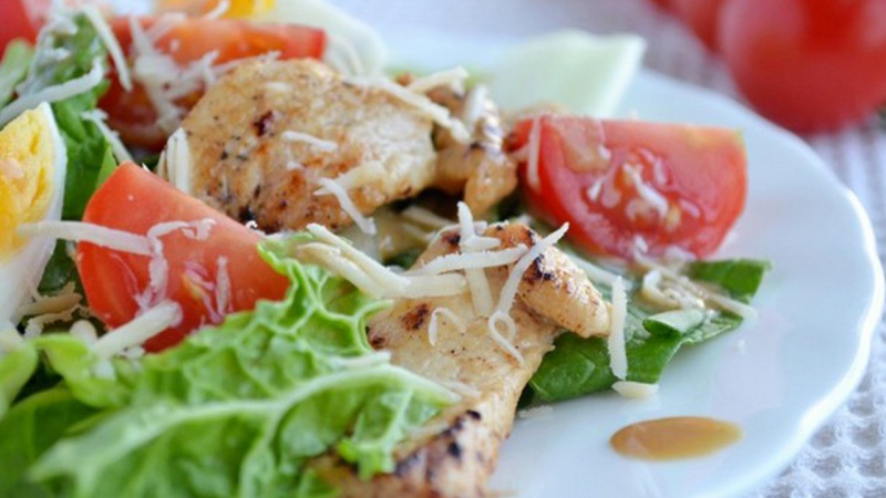 Теплый салат с пекинской капустой и курицей