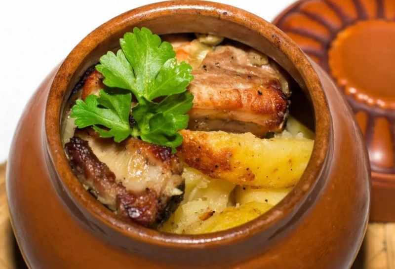 Мясо в горшочке с солеными огурцами