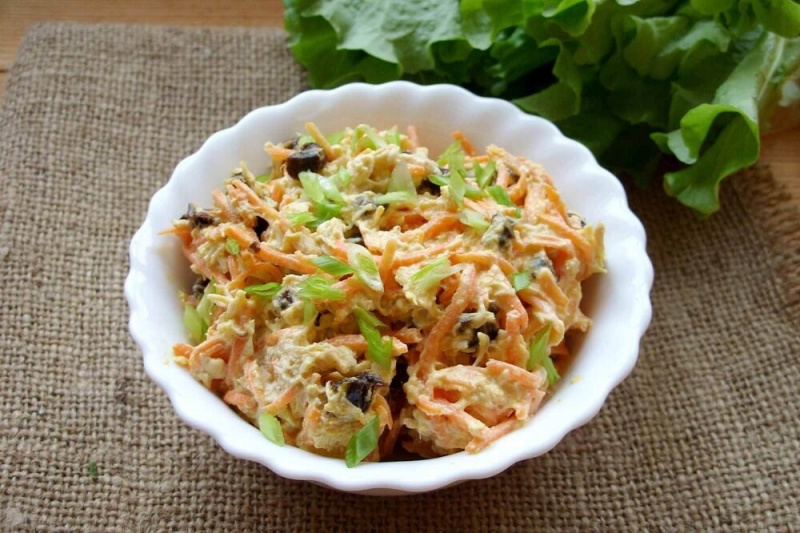 Салат с жареными грибами и корейской морковью