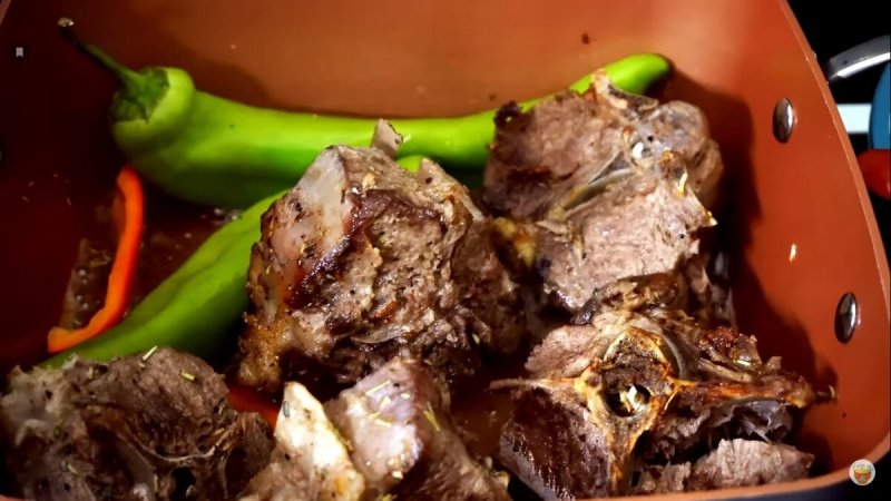 Ароматная баранина на луковой подушке