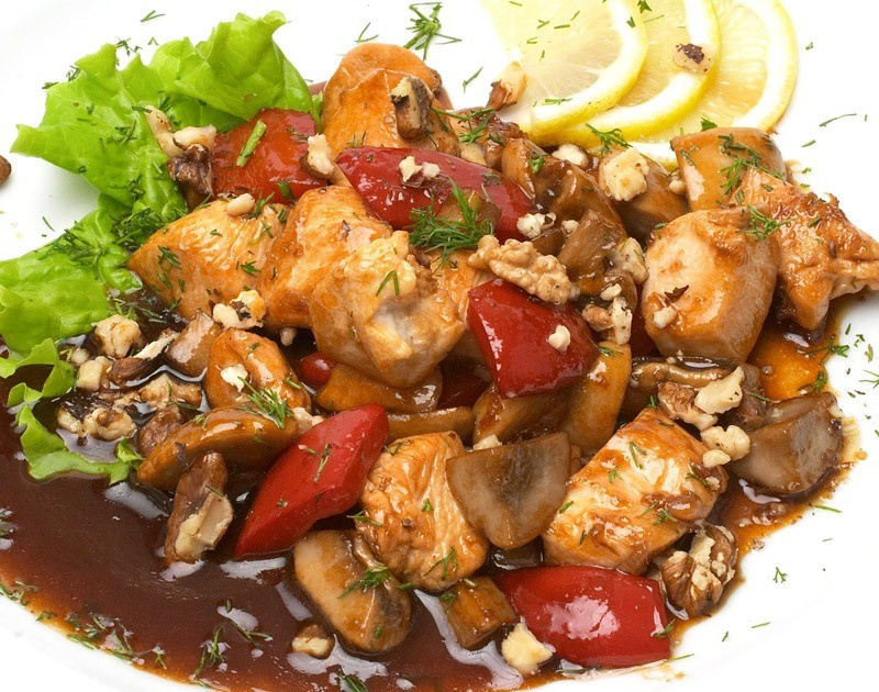 Курица и шампиньоны с овощным соусом