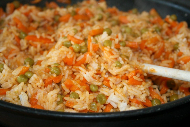 Плов без мяса с овощами на сковороде