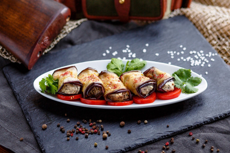 Рулетики из баклажанов с орехами и сыром