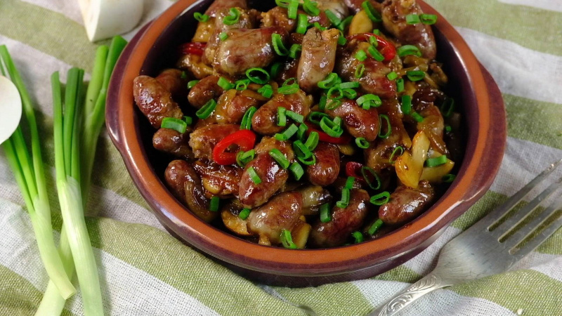 Куриные сердечки в горшочках, с овощами