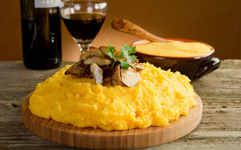 Мамалыга со шкварками и луком