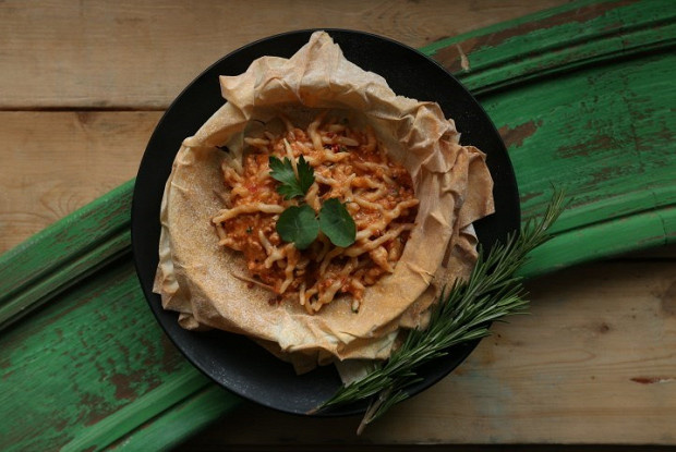 Трофи с рагу из кролика и копченым сыром