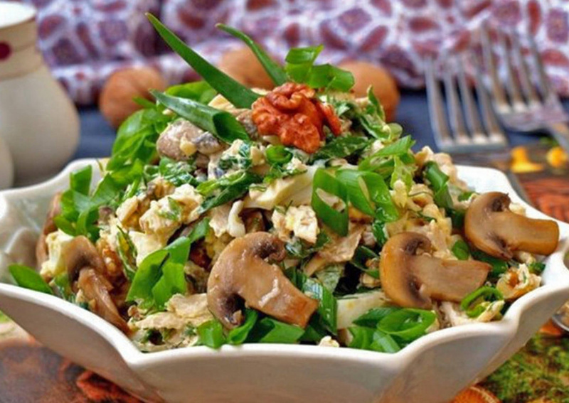 Овощной салат с курицей и грибами