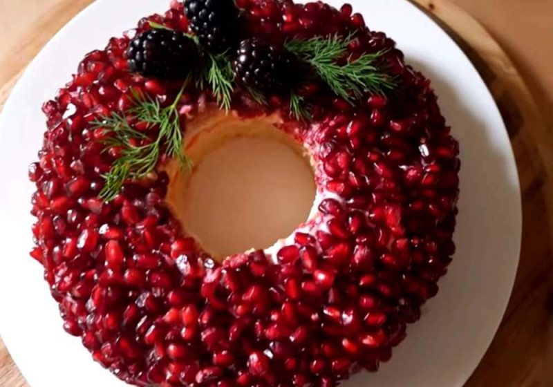 Салат "Гранатовый браслет" с копченой курицей