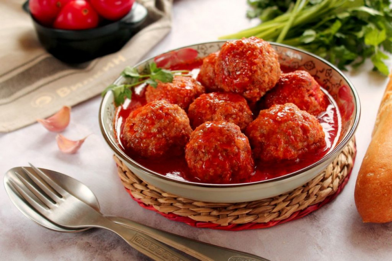 Мясные фрикадельки в томатном соусе