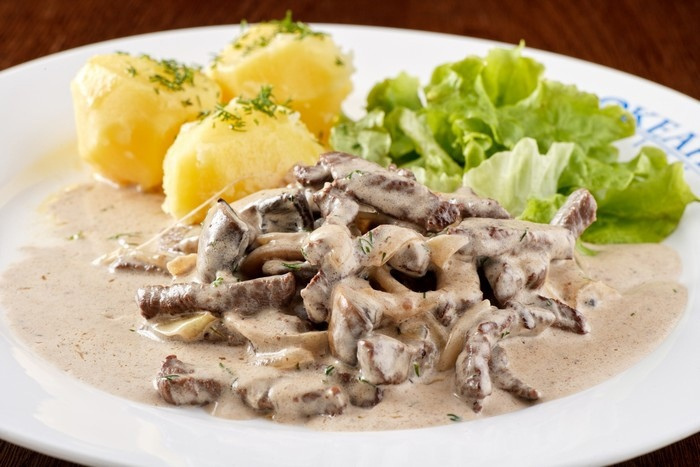 Бефстроганов с копчёной индейкой и овощами