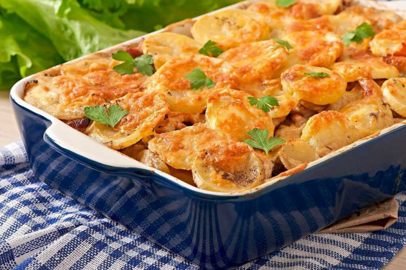 Картофель, запеченный слоями