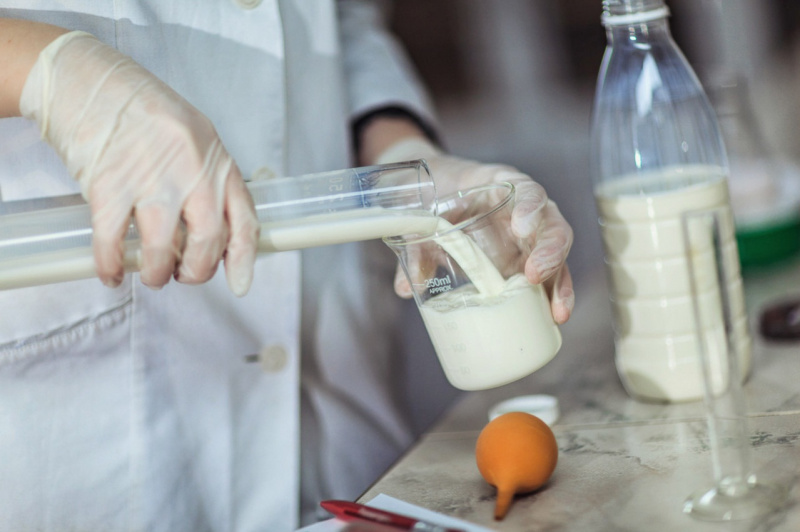 Выявлены поставки фальсифицированной молочной продукции в социальные учреждения